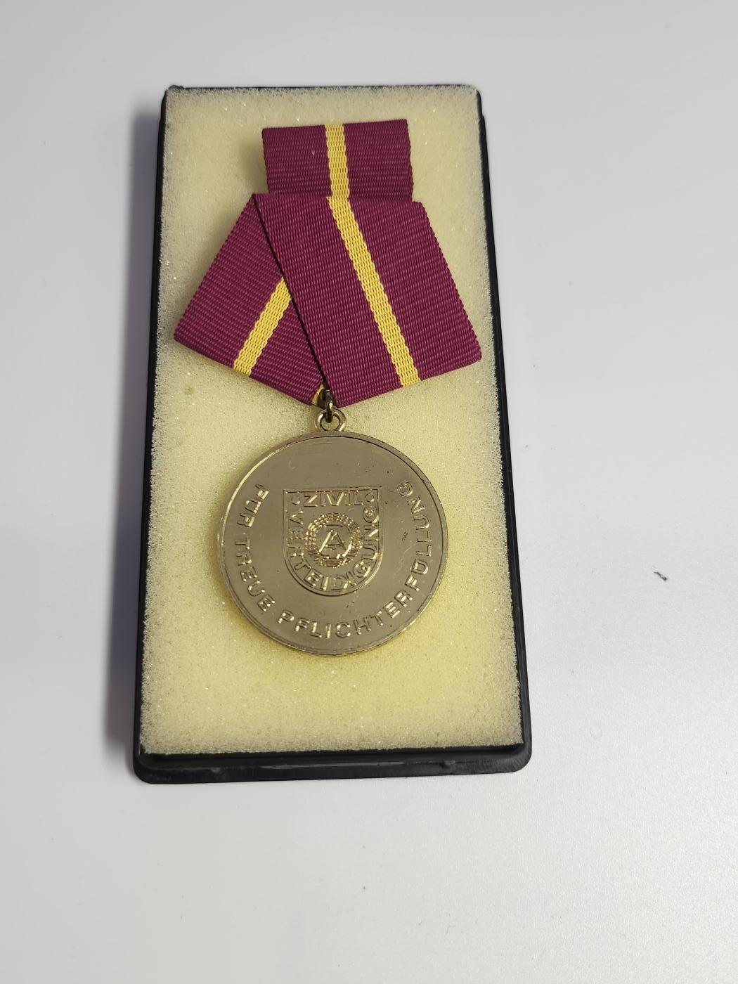 南水社第3次拍卖 春季专场 民主德国金级民防部队忠诚服役奖章 完好盒略章