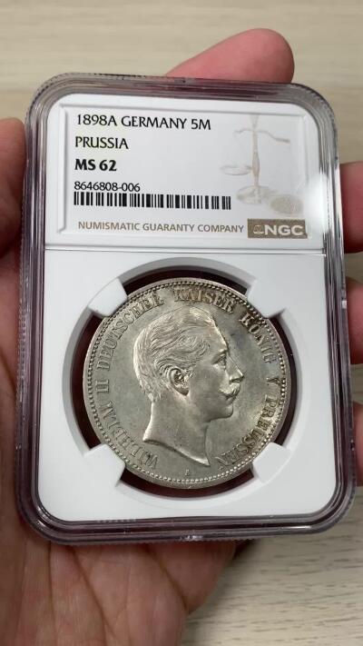 万国钱币拍卖第062期 NGC MS62 1898年德国普鲁士威廉二世长翅流通5马克 流通异常充分的马克品种 罕见早期高难度年份已是NGC季军分 原味青花色调优雅转光收藏级