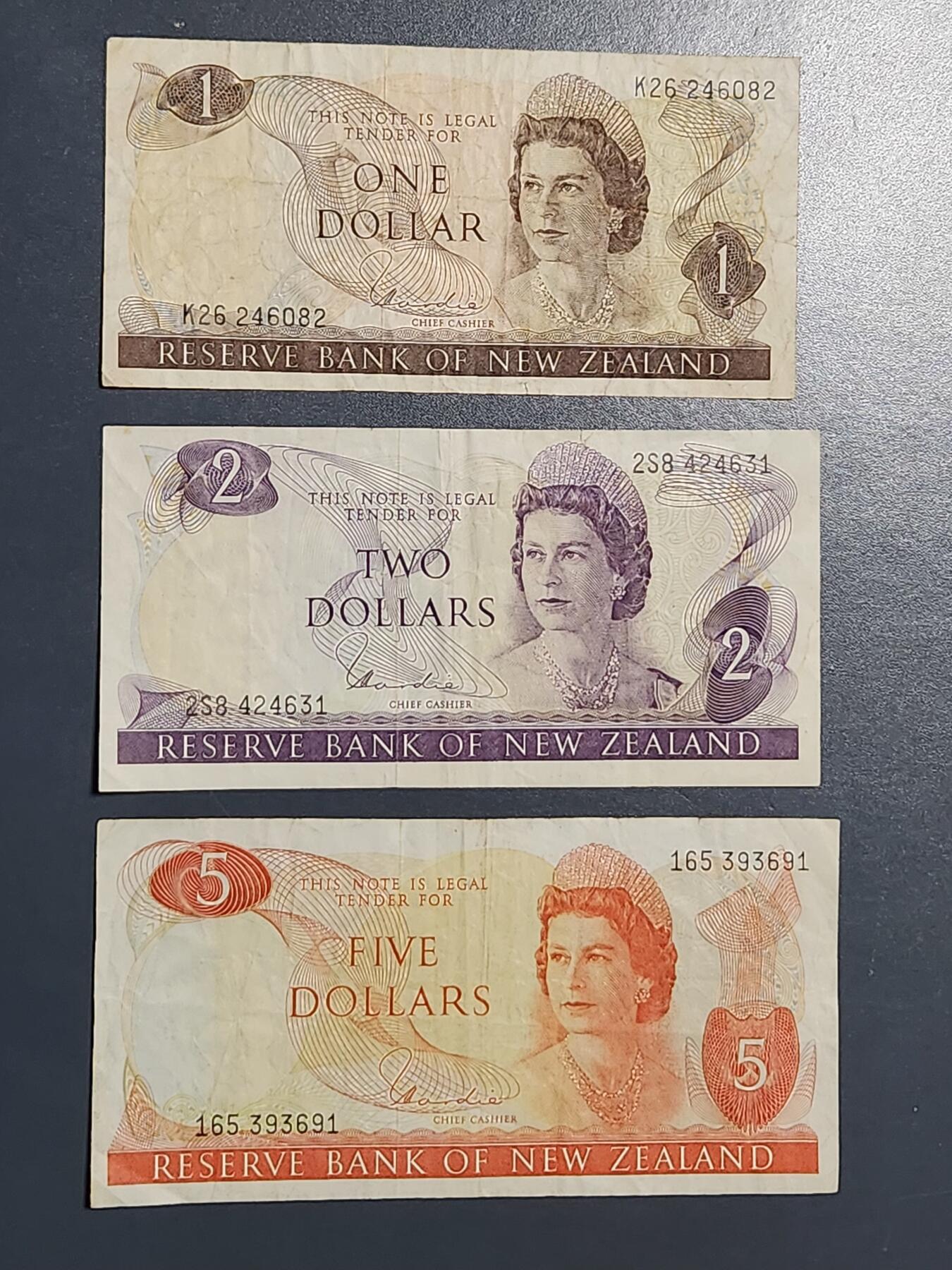 3月13号晚上8点 外国纸币自动截拍第37场 新西兰1967年1-2-5元 高冠  美品一套