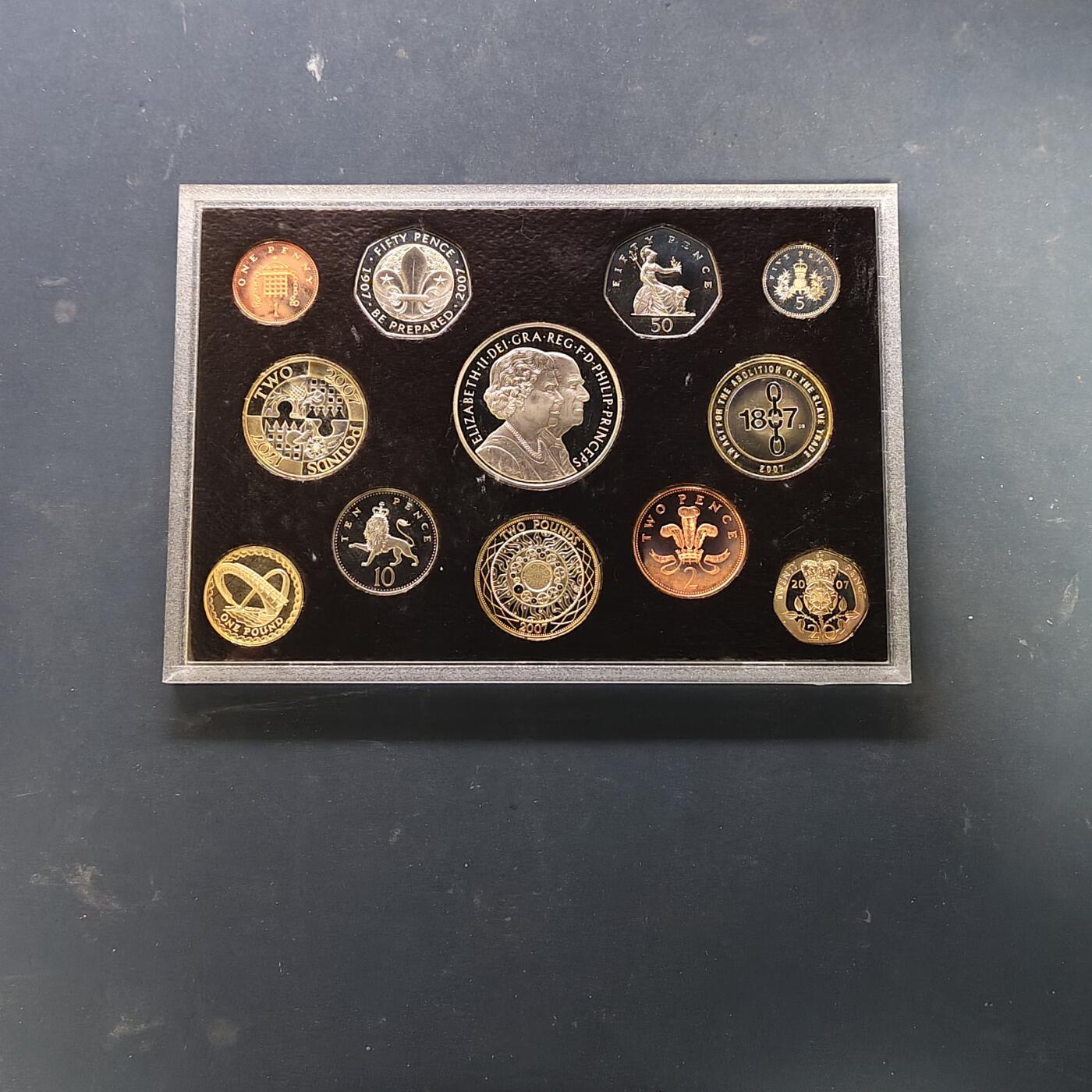 【全场包邮】纯粹捡漏拍513场 英国2007年官方收藏盒装精制套币-盒证全-含5镑女王钻石婚+2镑联合法案+2镑废奴+1镑千禧桥+50便士童子军精制纪念币