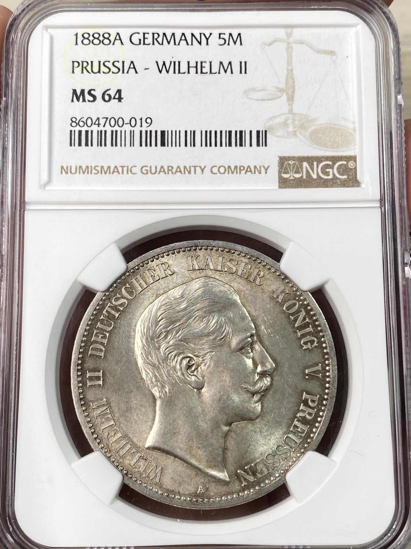 万国钱币拍卖第062期 NGC MS64 1888年德国三皇之年威廉二世短翅流通5马克 仅单年发行且流通充分的短翅鹰马克名品 也是德意志第二帝国三皇年系列中不可或缺的一枚 高品极其难得 黄油转光底板原味淡彩环绕 细节锋利异常 顶级典藏品质