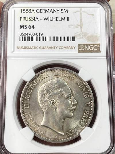 万国钱币拍卖第062期 - NGC MS64 1888年德国三皇之年威廉二世短翅流通5马克 仅单年发行且流通充分的短翅鹰马克名品 也是德意志第二帝国三皇年系列中不可或缺的一枚 高品极其难得 黄油转光底板原味淡彩环绕 细节锋利异常 顶级典藏品质