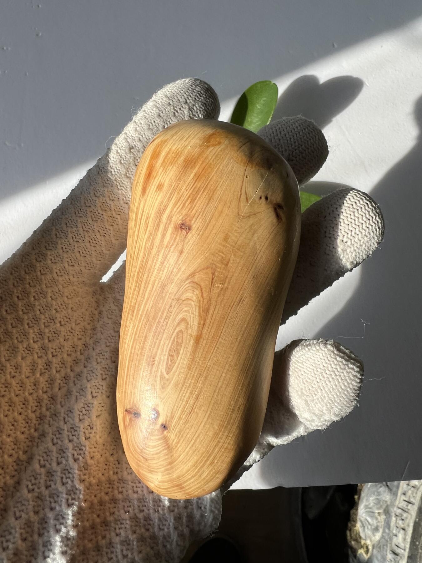 零元拍：崖柏瘤花随型手把件，十多年前的存货了，陈化的非常好，香味扑鼻，油性极大。