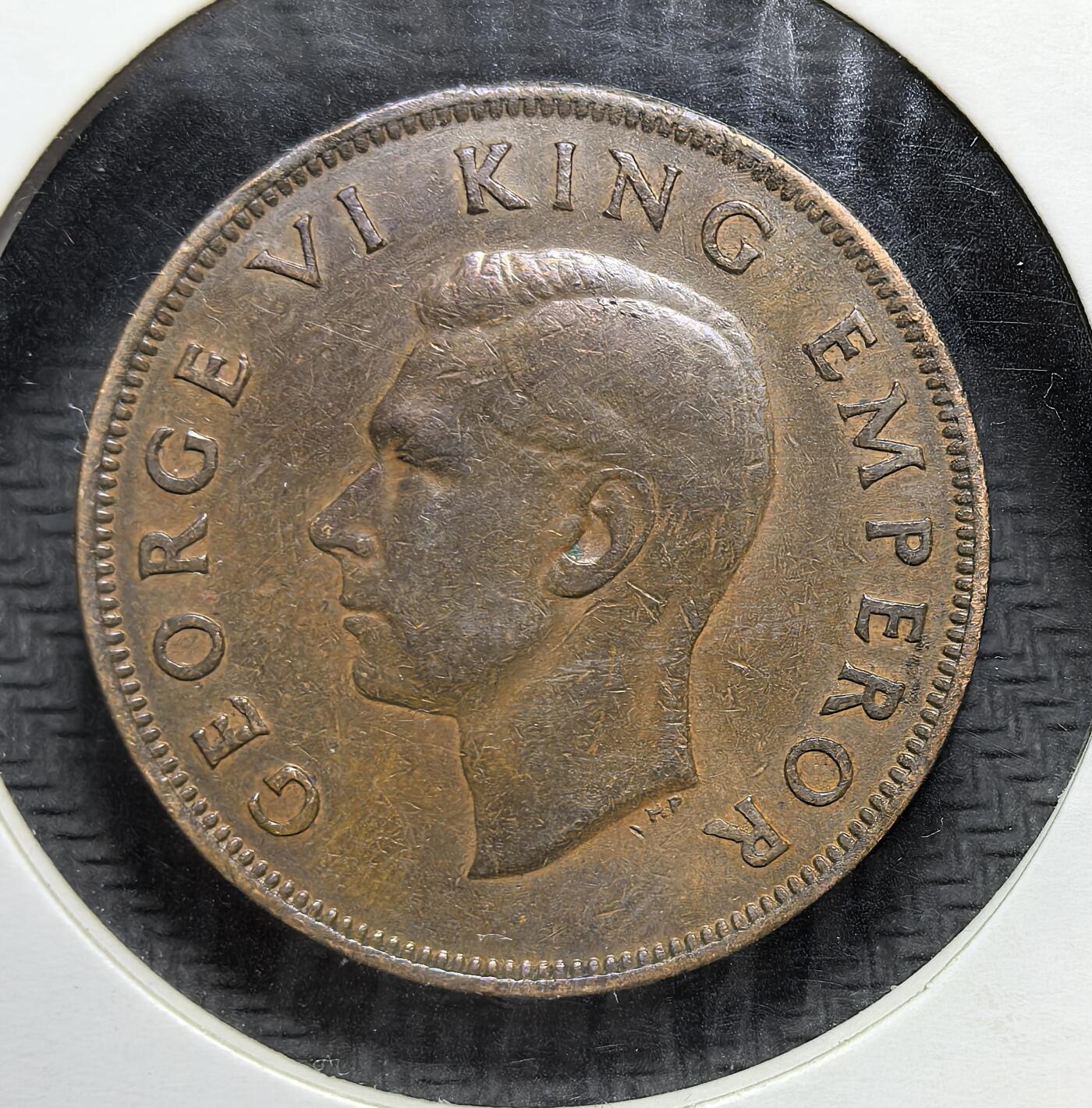 外国优质老铜币银币苏联纪念章，每周六晚九点倒数截拍，满百包邮可寄存，持续收拍 新西兰1944年1便士，属乔治六世时期。正面为国王头像，背面是图伊鸟栖于考怀花枝。它是新西兰独立货币体系的产物，1967 年随货币十进制改革退出流通。币不平