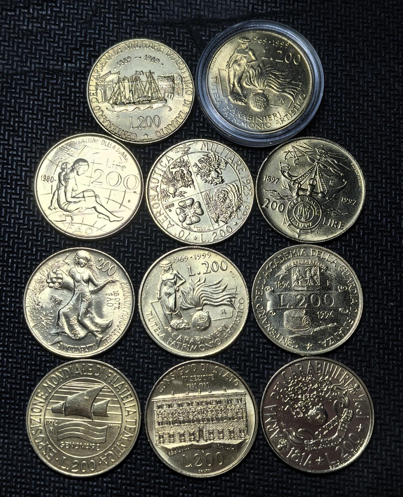 外国优质老铜币银币苏联纪念章，每周六晚九点倒数截拍，满百包邮可寄存，持续收拍 好品意大利200里拉纪念币11枚。币面多为历史事件、文化符号与经典女性头像，见证了意大利从战后到欧元区的货币演变，是意大利文化与历史的重要载体。