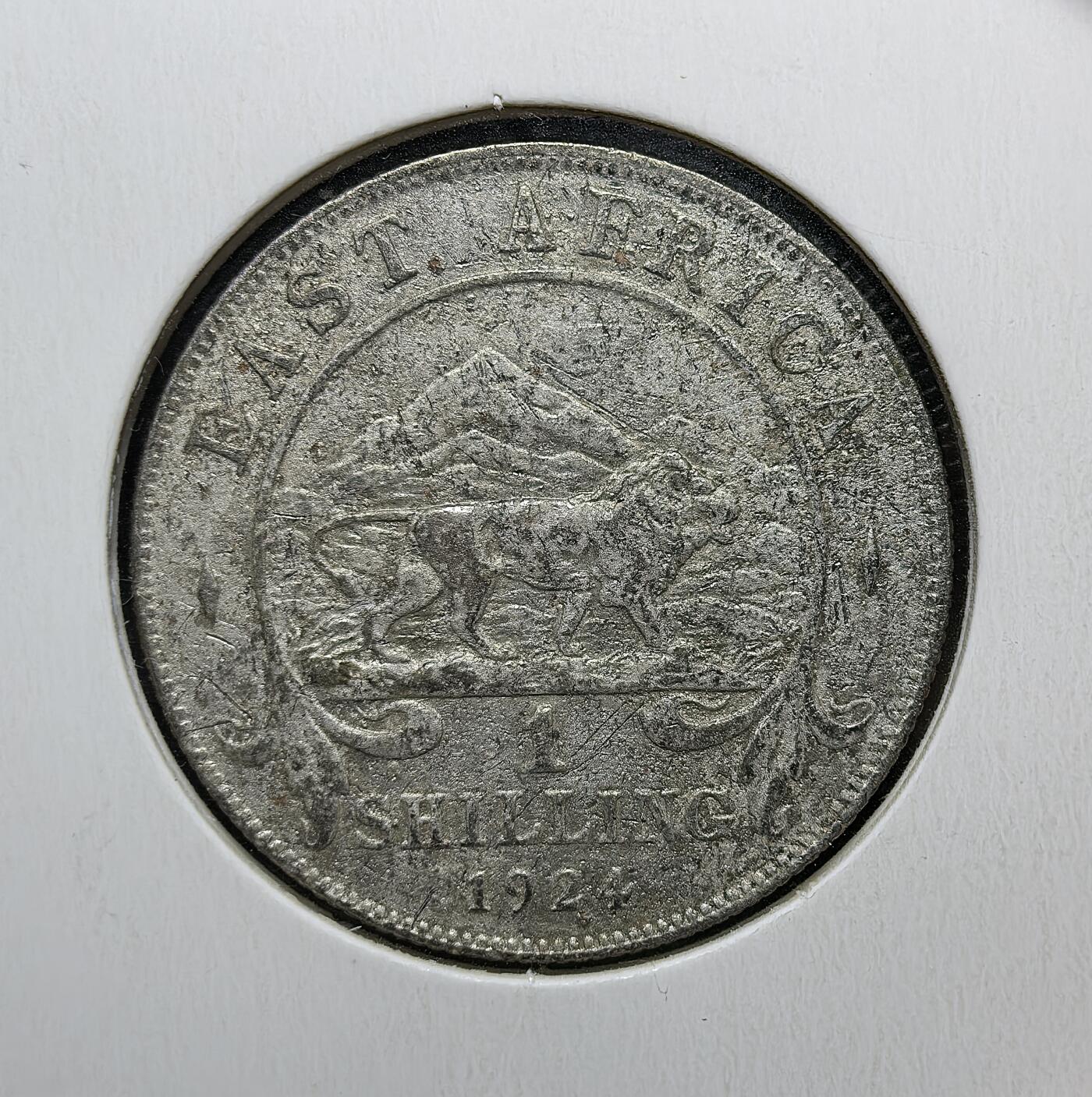 外国优质老铜币银币苏联纪念章，每周六晚九点倒数截拍，满百包邮可寄存，持续收拍 英属东非1924年1先令银币，正面为乔治五世头像及 “国王与印度皇帝” 头衔，背面是象征非洲的狮子与乞力马扎罗山，见证英国殖民统治下东非统一货币体系与殖民经济。