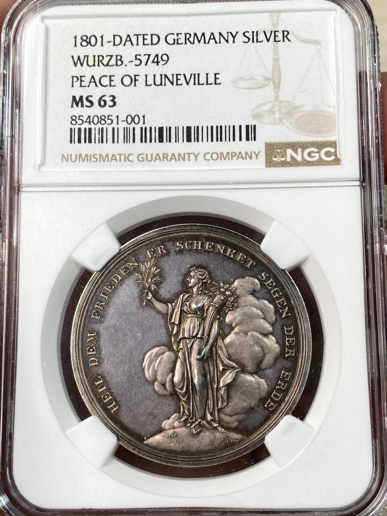 万国钱币拍卖第062期 NGC MS63 1801年德国吕内维尔和平纪念银章 罕见品种 和平女神站在云朵前的地球之上 背面密涅瓦女神向贝洛娜女神伸出埃癸斯盾 贝洛娜女神随即放下了手中剑 彩虹色极美均匀包浆高浮雕收藏品质