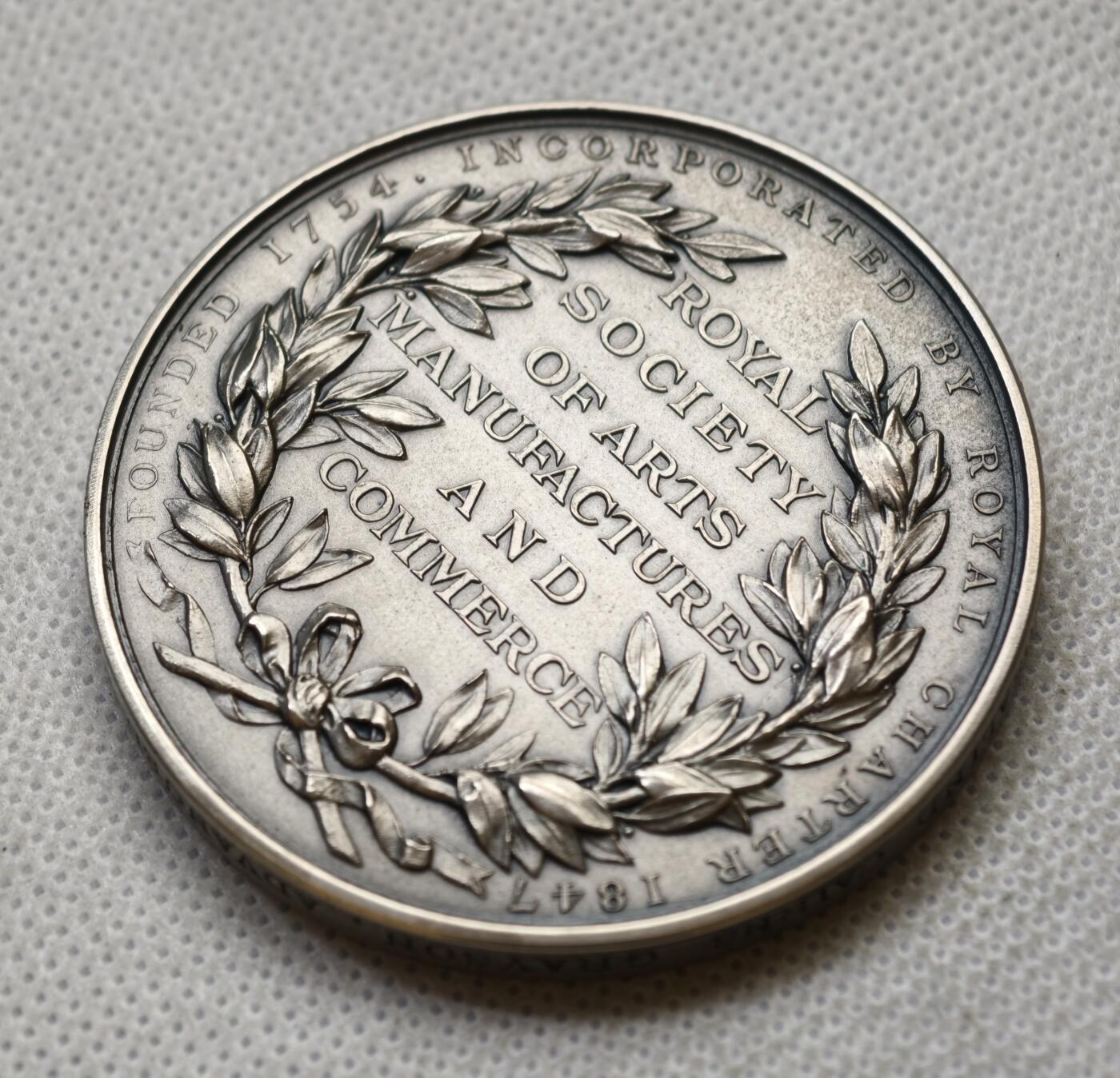 甄臻铺-世界币章拍卖（第54期），3月28日甄品场拍品征集中，送拍享返佣金等优惠多多 1930年英国皇家艺术协会（RSA）西班牙语高级考试纪念银章，乔治五世国王肖像，带原装红皮盒，直径56毫米，重90克，品相完美，包浆自然（鸽子重拍）