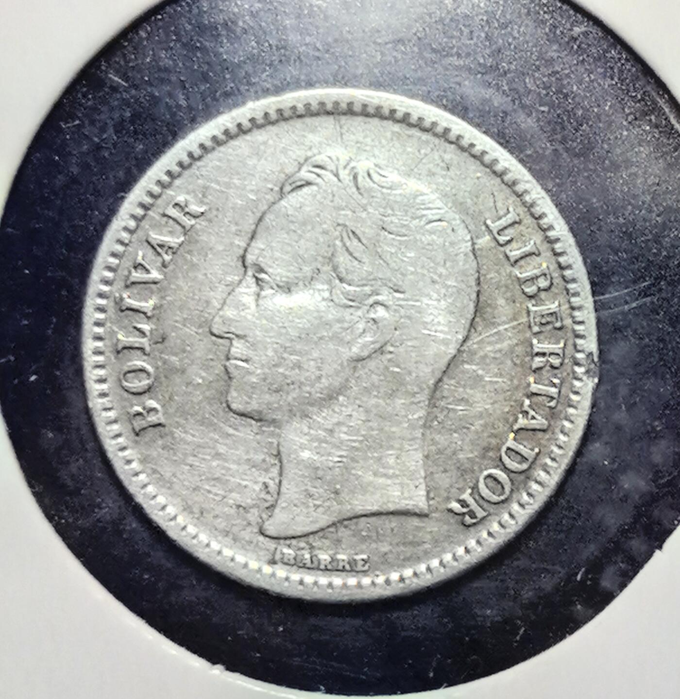 外国优质老铜币银币苏联纪念章，每周六晚九点倒数截拍，满百包邮可寄存，持续收拍 委内瑞拉1954年25分银币，正面为南美解放者西蒙・玻利瓦尔头像，背面是委内瑞拉国徽，属于第四共和国时期流通货币，是纪念开国领袖与见证该国货币史的实物遗存。