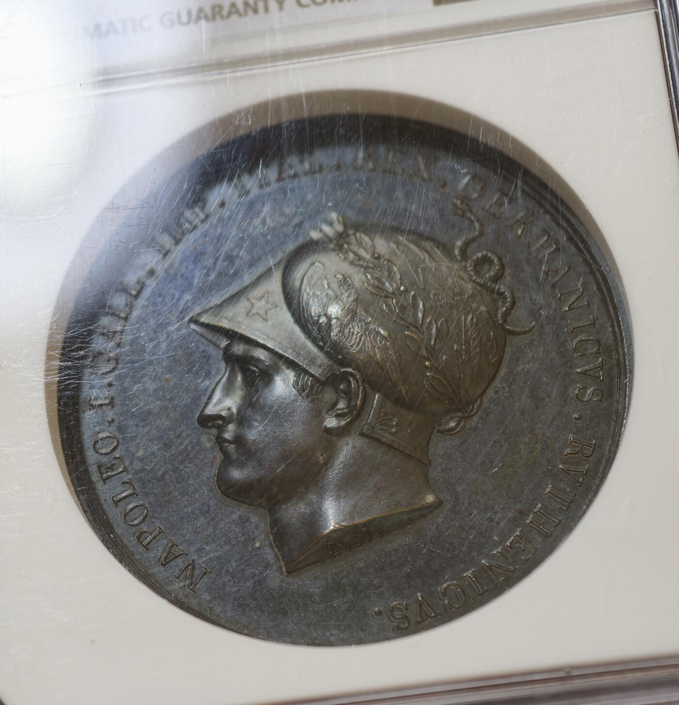 甄臻铺-世界币章拍卖（第54期），3月28日甄品场拍品征集中，送拍享返佣金等优惠多多 NGC-AU58BN 法国 1805年拿破仑占领维也纳纪念大铜章 欧洲黑铜包浆原铸。