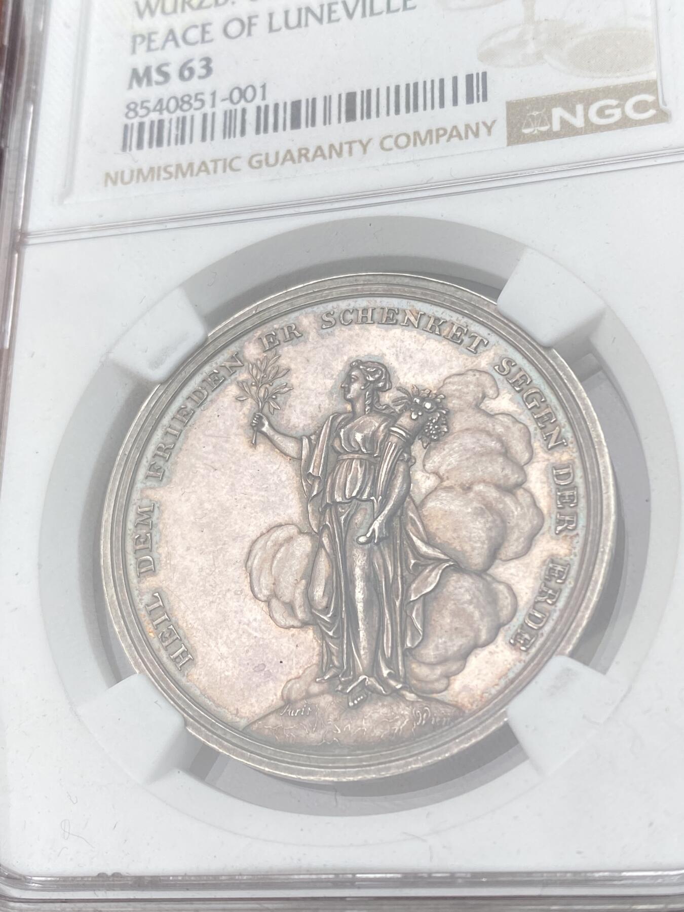 万国钱币拍卖第062期 NGC MS63 1801年德国吕内维尔和平纪念银章 罕见品种 和平女神站在云朵前的地球之上 背面密涅瓦女神向贝洛娜女神伸出埃癸斯盾 贝洛娜女神随即放下了手中剑 彩虹色极美均匀包浆高浮雕收藏品质
