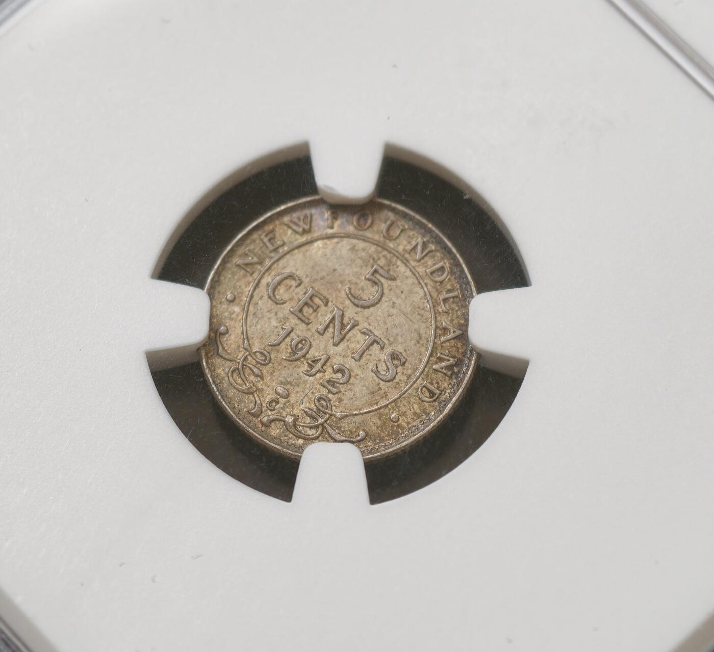 甄臻铺-世界币章拍卖（第54期），3月28日甄品场拍品征集中，送拍享返佣金等优惠多多 NGC-MS63 英属加拿大纽芬兰1942年乔治六世C版5分银币，五彩包浆，转光品相