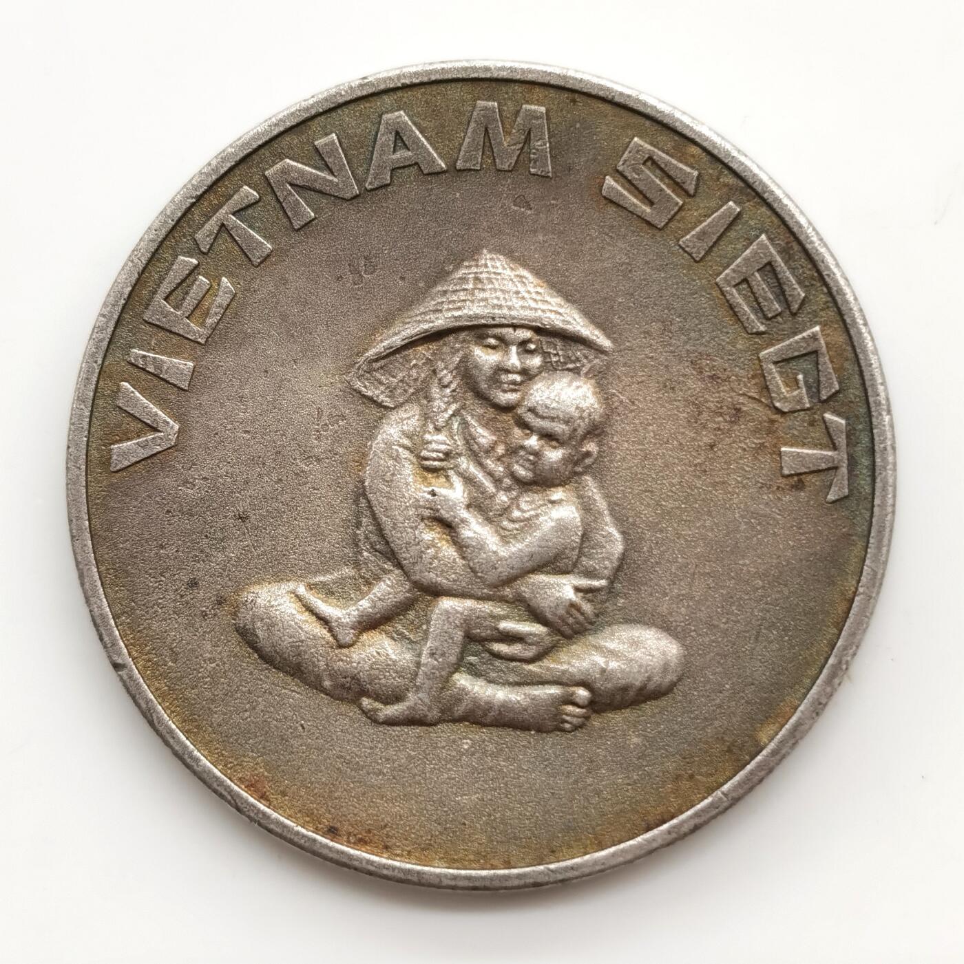 博洋堂世界钱币拍卖第164期（全场包邮） 东德1972年德意志文化联盟第八届联邦大会“越南必胜”纪念章，40mm，31.8克，正面VIETNAM SIEGT是德语，意为 “越南必胜”，是冷战时期东德对越南抗美斗争的声援口号，典型的冷战时期政治宣传类纪念章