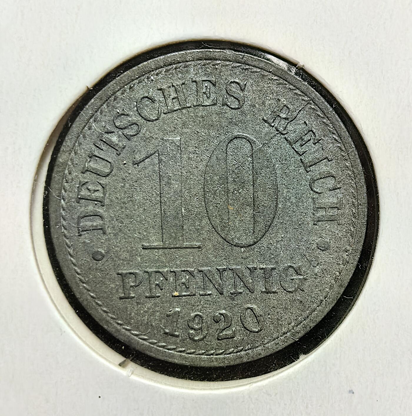 外国优质老铜币银币苏联纪念章，每周六晚九点倒数截拍，满百包邮可寄存，持续收拍 德意志帝国（魏玛共和国初期）1920年10芬尼铁币，正面为帝国鹰国徽，背面标注面值与年份。发行于一战后，因战后经济崩溃、金属短缺，沿用战时铁铸币模式，见证德国从帝国向共和国过渡的动荡经济史。