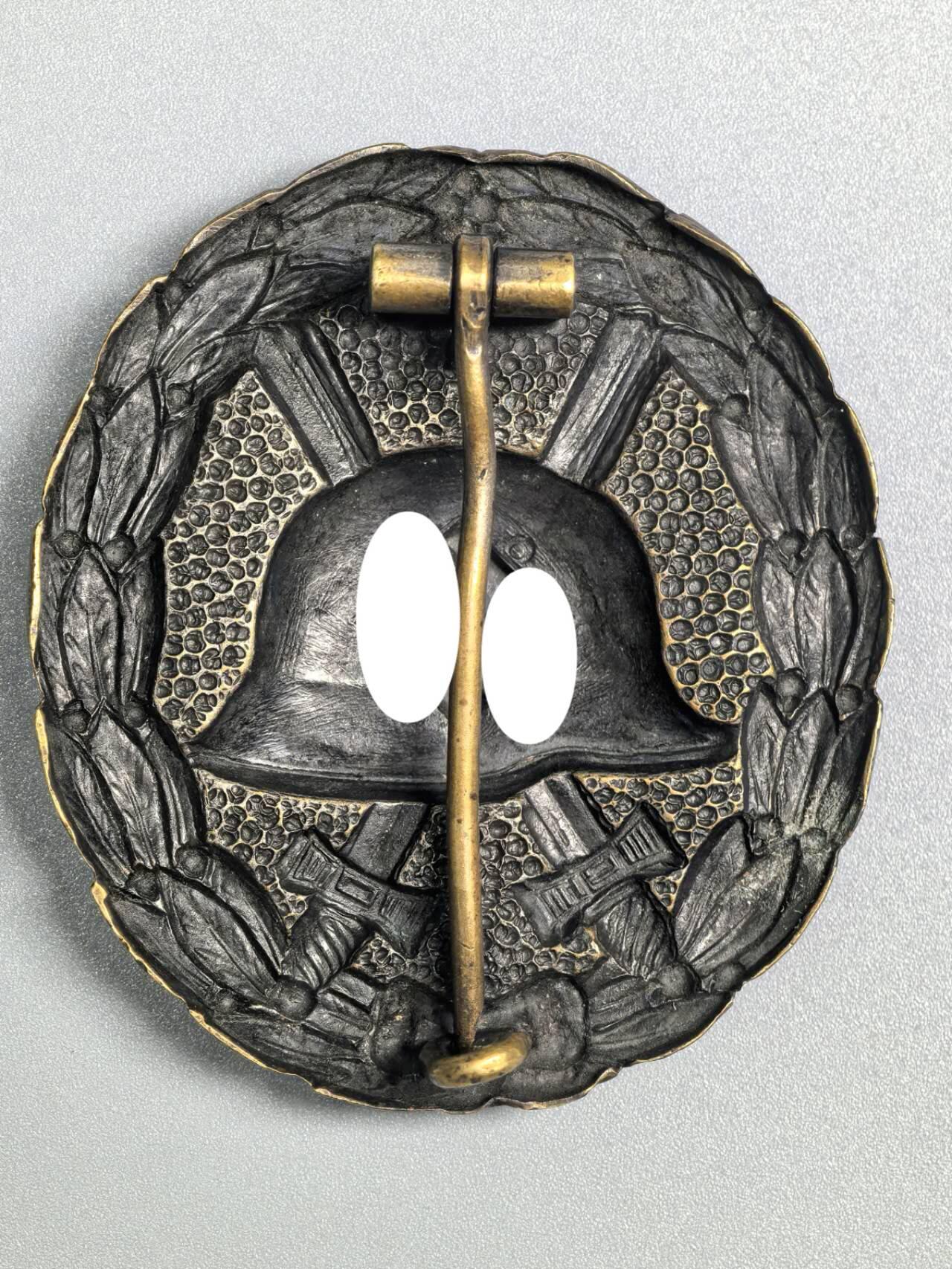 小驴勋章奖章收藏3月14日周六晚六点拍卖（珍爱和平，收藏战争，铭记历史，勿忘国耻，忠党爱国。有偿代拍，送拍规则在简介最后，参拍须阅读规则后再参拍，关系到运费包装发货时效真假辨别等关键信息，拍卖时不再发原图，看大图店主微信码在拍卖店铺介绍里） 得三西班牙内战版黑色战伤奖章，整体纯铜材质镀银化学枪镀黑（最早期版本，不是漆，仅存在39年），佩戴品相，非常少见，西班牙内战期间实际颁发182枚黑色奖章和1枚银级奖章