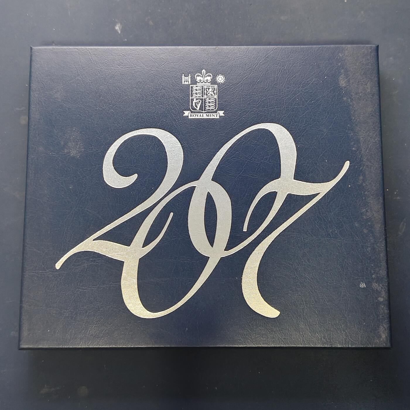 【全场包邮】纯粹捡漏拍513场 英国2007年官方收藏盒装精制套币-盒证全-含5镑女王钻石婚+2镑联合法案+2镑废奴+1镑千禧桥+50便士童子军精制纪念币