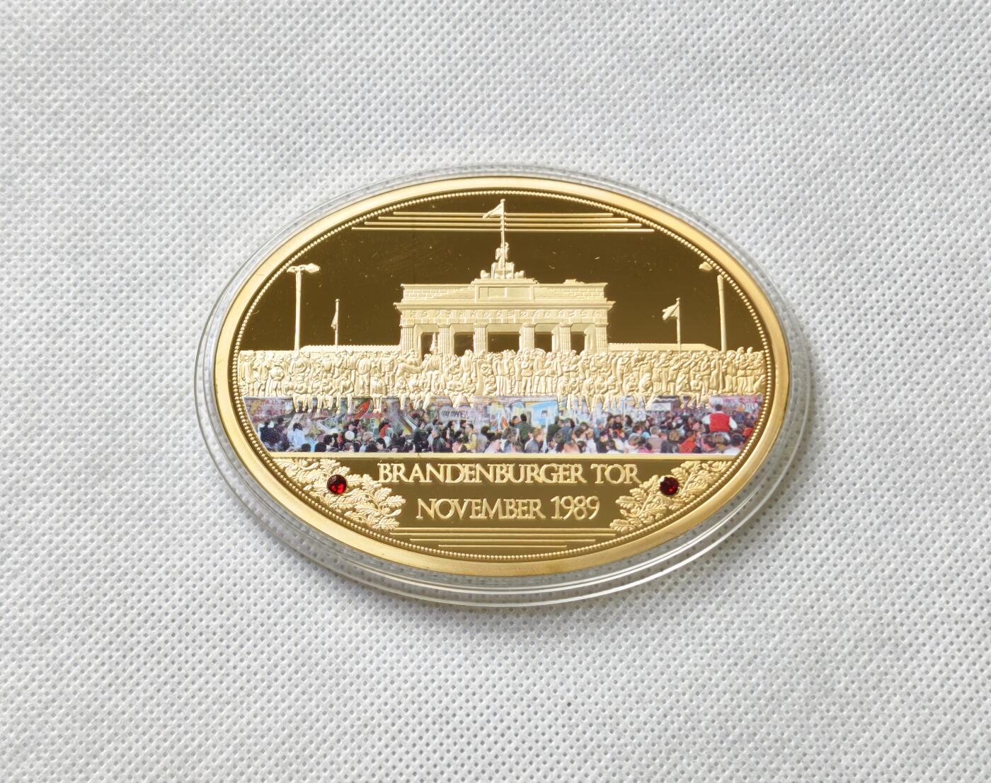 甄臻铺-世界币章拍卖（第54期），3月28日甄品场拍品征集中，送拍享返佣金等优惠多多 德国1989年拆除柏林墙+勃兰登堡门高浮雕精制彩色超大镀金章 63×85MM 118克