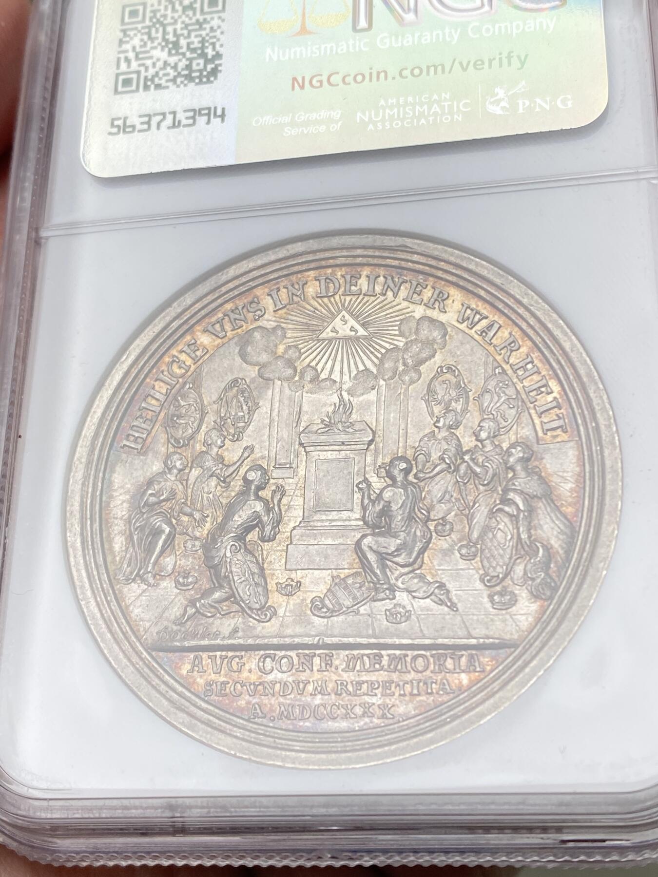 万国钱币拍卖第062期 NGC MS63 1730年德国纽伦堡纪念奥格斯堡忏悔200周年纪念大银章 马丁路德和梅兰克松的侧像 背面是忏悔场景 18世纪初期高浮雕顶级工艺顶级品质收藏级