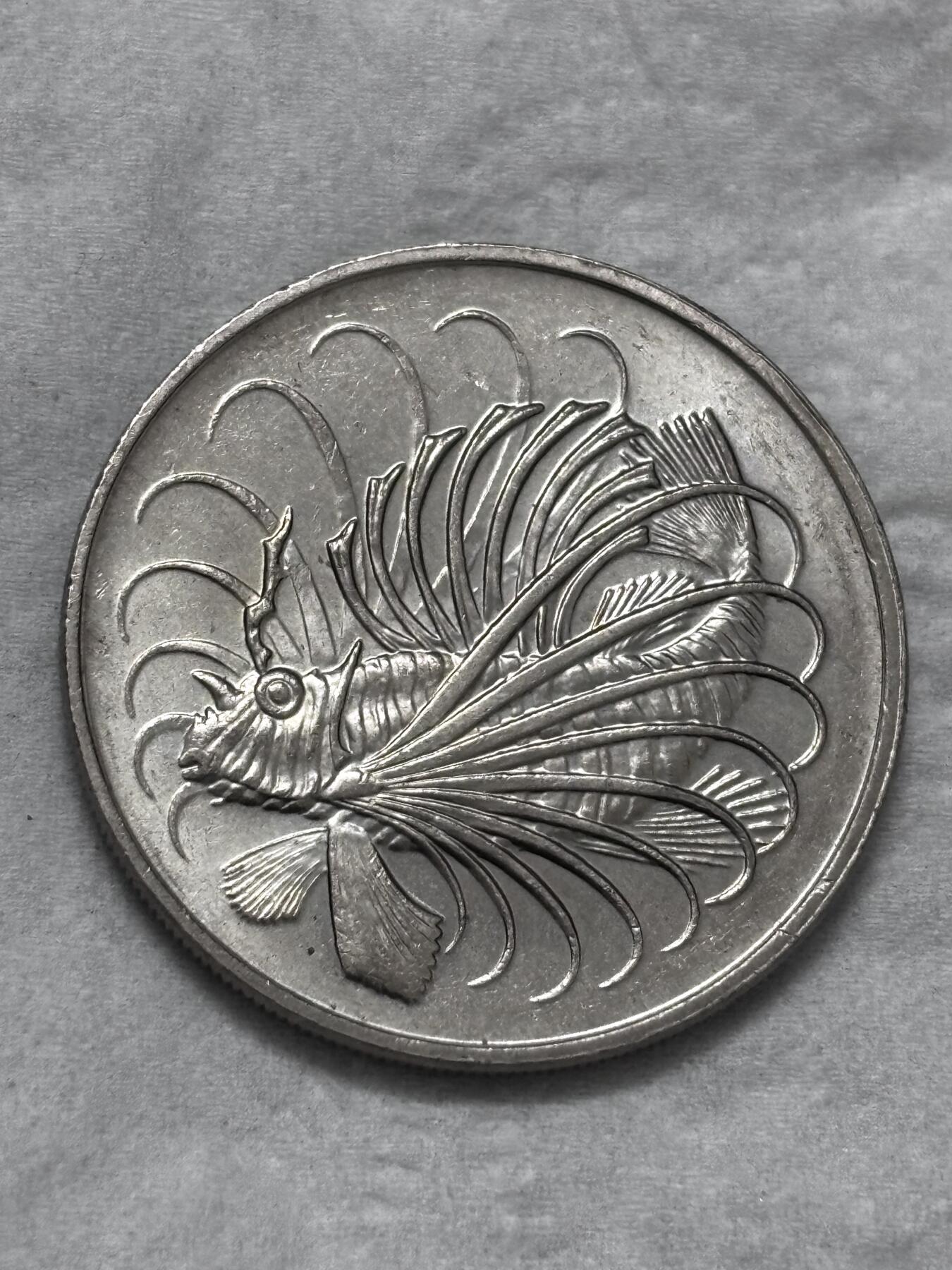 文馨钱币收藏第 296 场，长期接代拍业务 全新 1981 年新加坡老版 50 分狮子鱼