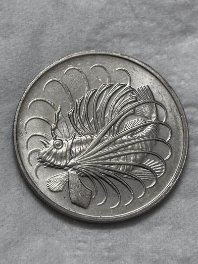 文馨钱币收藏第 296 场，长期接代拍业务 - 全新 1981 年新加坡老版 50 分狮子鱼