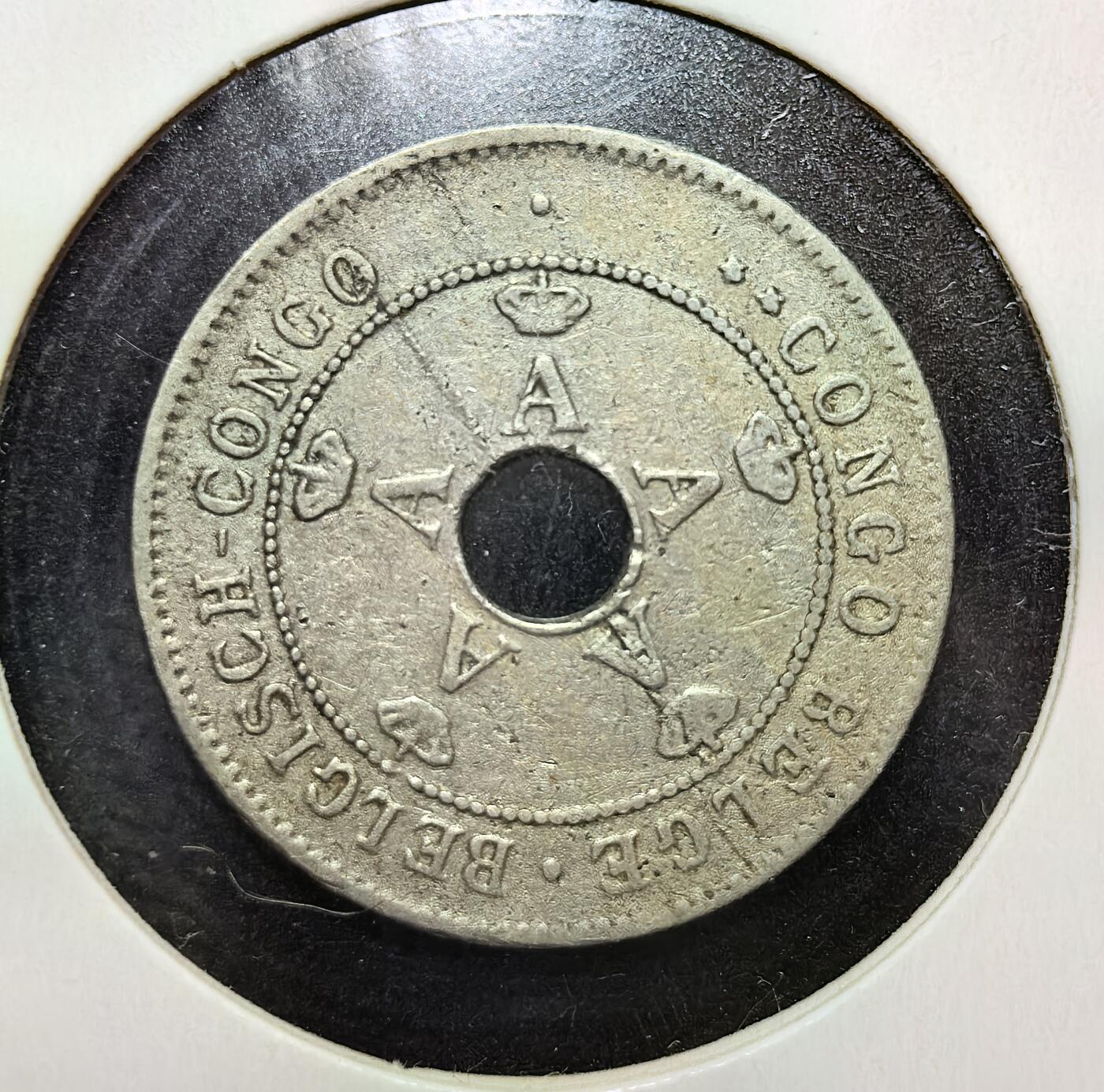 外国优质老铜币银币苏联纪念章，每周六晚九点倒数截拍，满百包邮可寄存，持续收拍 比属刚果1922年10分，正面为比利时王室纹章与双语国名，背面是放射状八角星与面值，见证比利时殖民统治下刚果的经济管控与殖民历史，是非洲殖民时期货币体系的典型实物。