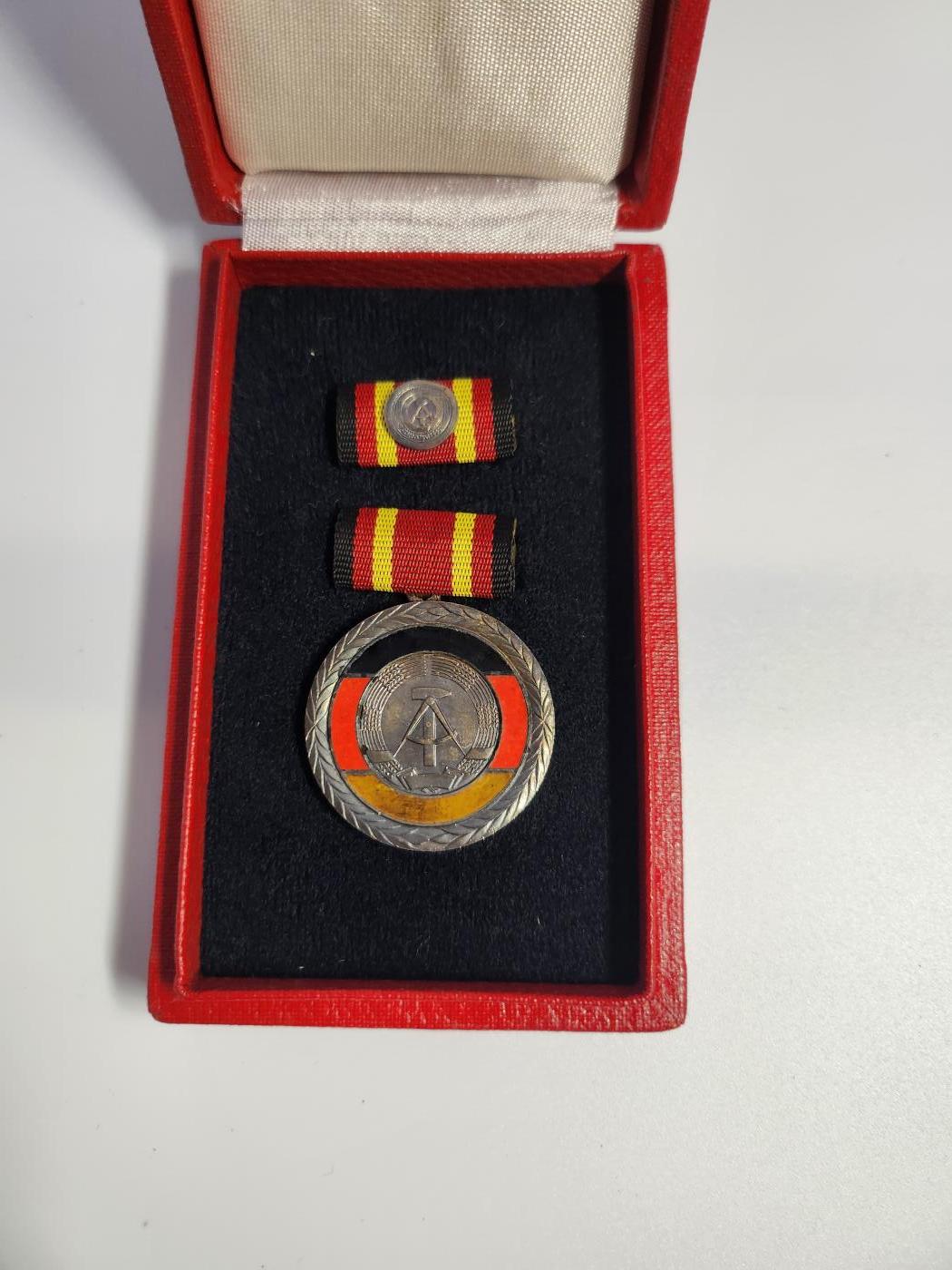 南水社第3次拍卖 春季专场 民主德国 DDR功勋服务奖章（东德最高级别奖章）1959年6月4日设立 民主德国国家荣誉，完好盒略，章体黄色珐琅部分有磨损？