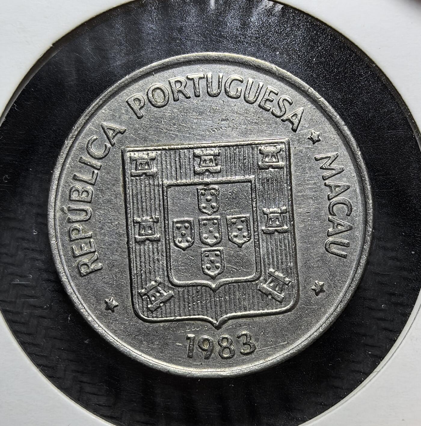 外国优质老铜币银币苏联纪念章，每周六晚九点倒数截拍，满百包邮可寄存，持续收拍 葡属澳门1983年飞龙纹5 元。属澳门第二套流通币，正面为腾龙寓意吉祥，背面为葡萄牙国徽，由新加坡造币厂铸造，见证了澳门回归前葡治时期的金融历史。