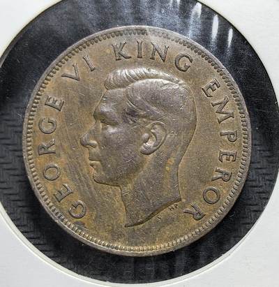 外国优质老铜币银币苏联纪念章，每周六晚九点倒数截拍，满百包邮可寄存，持续收拍 - 新西兰1945年1便士，属乔治六世时期。正面为国王头像，背面是图伊鸟栖于考怀花枝。它是新西兰独立货币体系的产物，1967 年随货币十进制改革退出流通