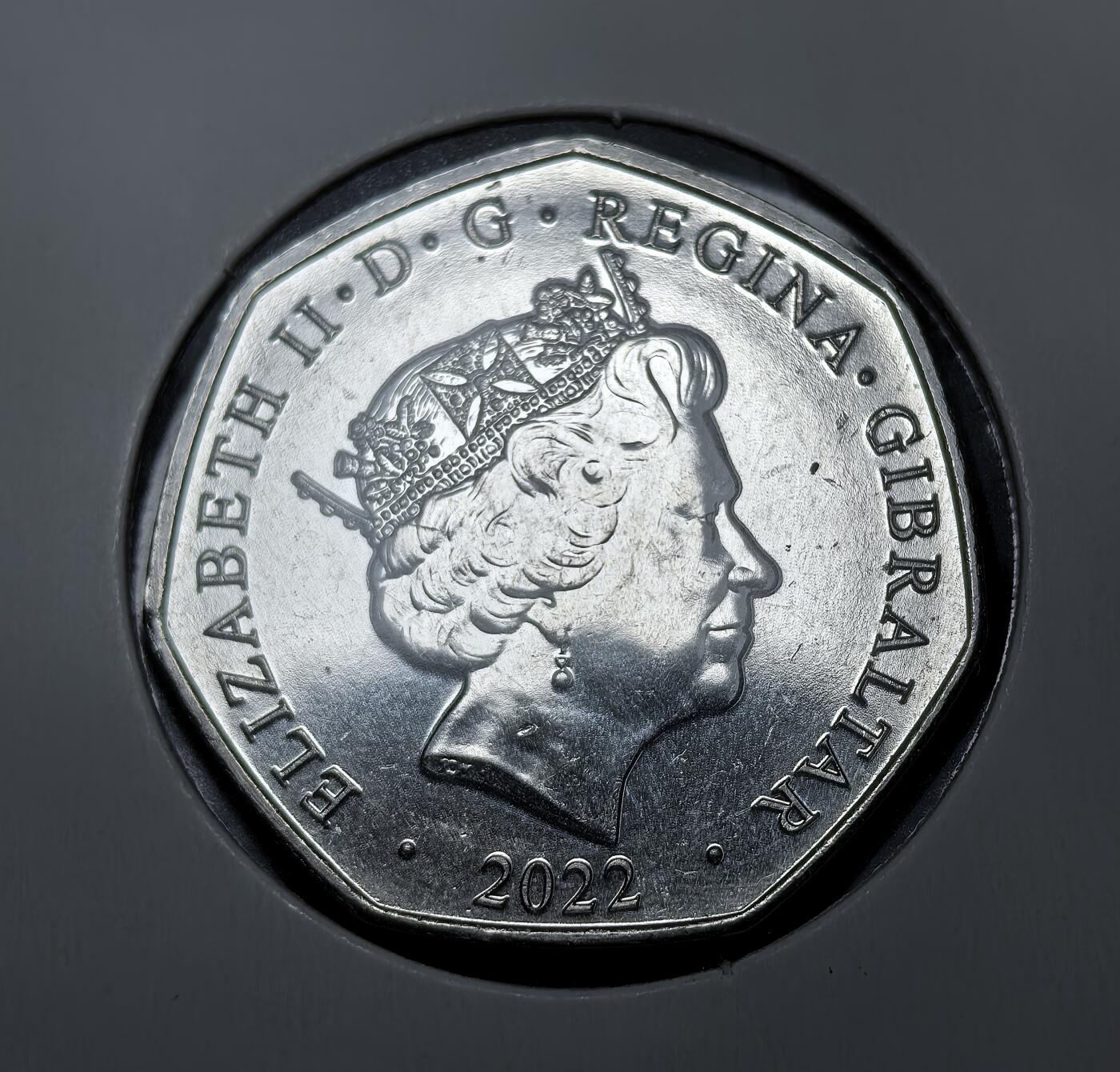 外国优质老铜币银币苏联纪念章，每周六晚九点倒数截拍，满百包邮可寄存，持续收拍 直布罗陀2022年50 便士圣诞纪念币，正面为伊丽莎白二世晚年头像，背面以东方三博士骑骆驼朝圣的经典圣诞场景为图案，是英属直布罗陀极具节日收藏价值的流通纪念币种。