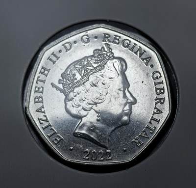 外国优质老铜币银币苏联纪念章，每周六晚九点倒数截拍，满百包邮可寄存，持续收拍 - 直布罗陀2022年50 便士圣诞纪念币，正面为伊丽莎白二世晚年头像，背面以东方三博士骑骆驼朝圣的经典圣诞场景为图案，是英属直布罗陀极具节日收藏价值的流通纪念币种。