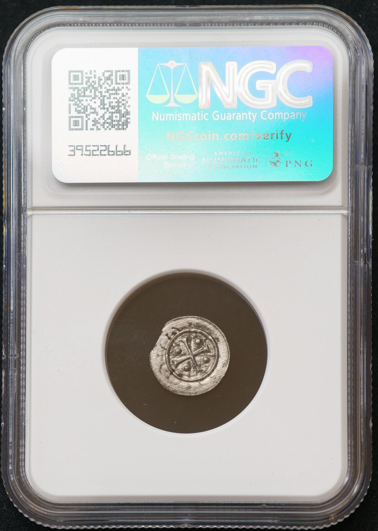 甄臻铺-世界币章拍卖（第54期），3月28日甄品场拍品征集中，送拍享返佣金等优惠多多 NGC-MS64 中世纪匈牙利盖扎二世打制银币，冠军分，中世纪特殊标签，边缘缺打为打制币正常现象，中心图案保存完整且非常清晰，近千年依然保存原光，此品种非常少见，NGC官网将中世纪匈牙利同一国王不同版本都放在同一类别中，实际此版别数量比评级总数（135枚）要少得多