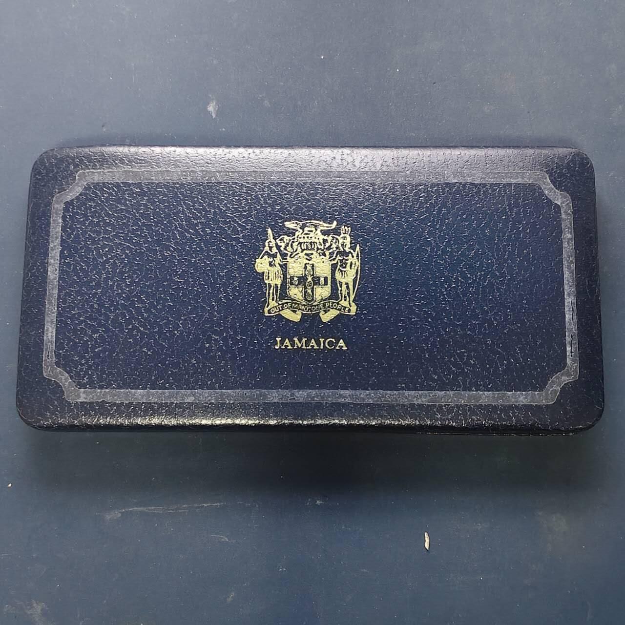 【全场包邮】纯粹捡漏拍513场 牙买加1976年官方封装精制套币-盒证全-含纳尔逊将军银币【45毫米42.8克92.5%】+诺曼·曼利银币【45毫米37.6克50%】【共计含纯银58.39克】