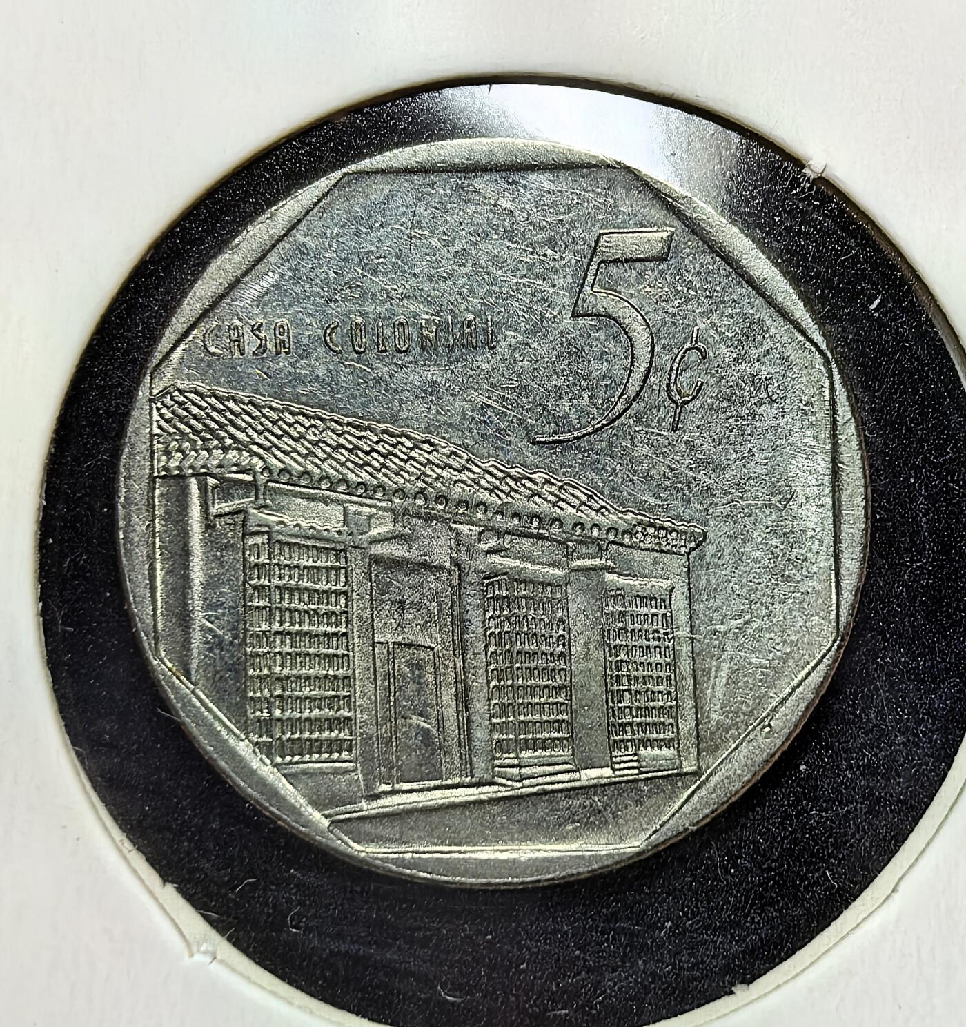 外国优质老铜币银币苏联纪念章，每周六晚九点倒数截拍，满百包邮可寄存，持续收拍 古巴1999年5分，正面为古巴国徽，背面是殖民时期建筑 “Casa Colonial”。它见证了古巴后革命时代的货币体系，兼具国家象征与殖民历史文化印记。