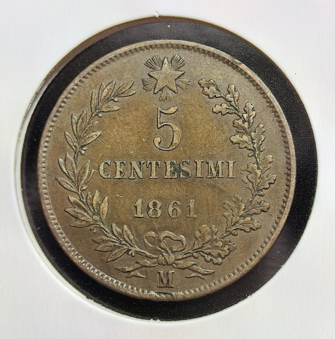 外国优质老铜币银币苏联纪念章，每周六晚九点倒数截拍，满百包邮可寄存，持续收拍 极美品意大利统一后1861年首版 5 分铜币，正面为开国国王维克托・伊曼纽尔二世侧面像，背面标注面值与年份，由米兰造币厂铸造，见证了意大利王国诞生，是近代意大利统一的重要实物见证。