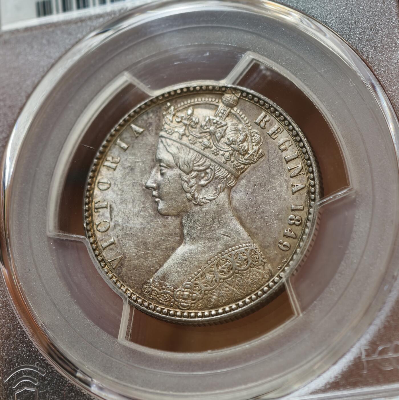 甄臻铺-世界币章拍卖（第54期），3月28日甄品场拍品征集中，送拍享返佣金等优惠多多 PCGS-MS62 大英帝国1849年维多利亚女王，无神弗洛林Florin，经典热门品种无需多言。