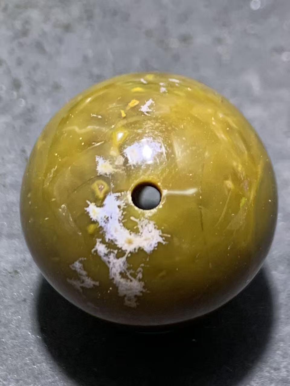 精美高润度冻料战国红玛圆珠一个，