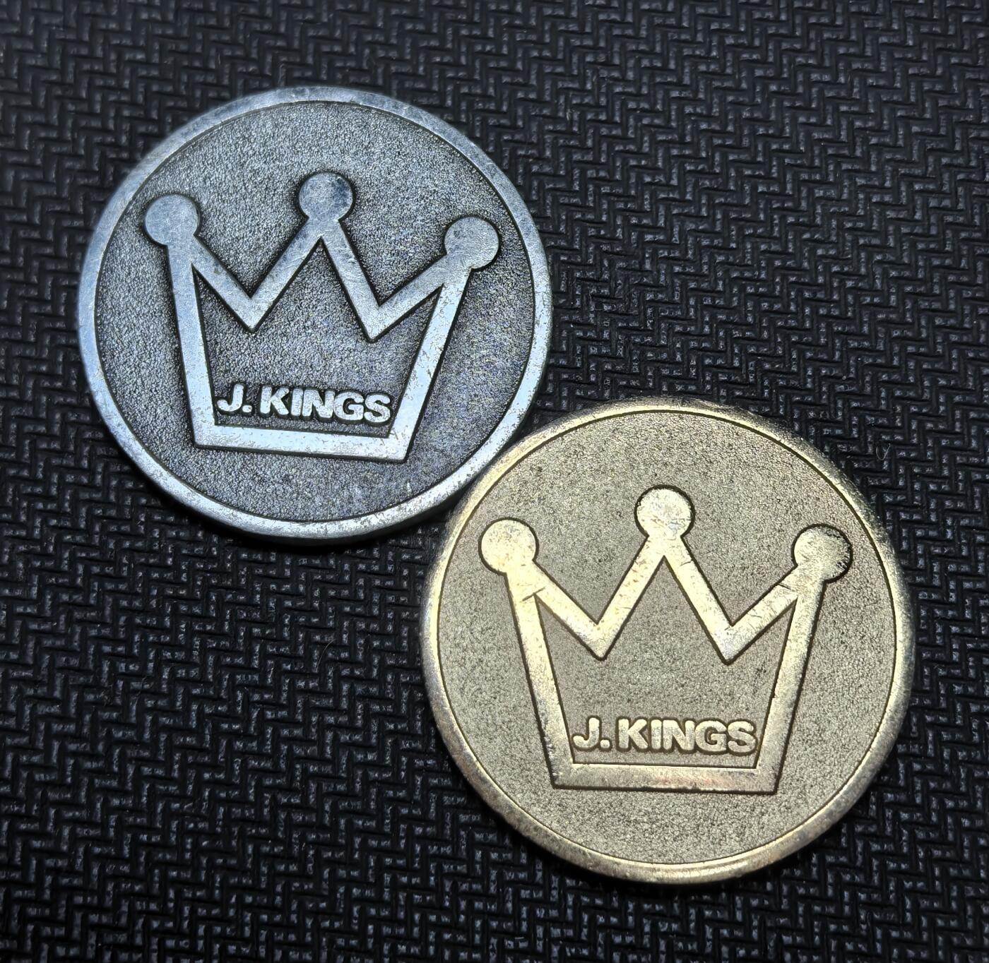 外国优质老铜币银币苏联纪念章，每周六晚九点倒数截拍，满百包邮可寄存，持续收拍 国际象棋主题代币。代币以银、铜双色呈现，分别雕刻国际象棋中的主教（带十字帽）、兵卒与国王（皇冠）形象，用于棋类活动纪念或收藏，承载着国际象棋的文化符号意义。