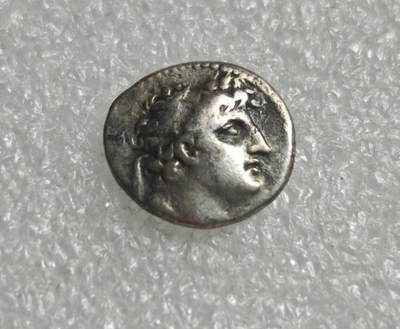 瓶子🏺第233期拍卖会 -   古希腊塞琉古安条克八世德拉克马银币 公元前121-97年 背面三足祭坛德尔斐三脚祭坛（Delphic Tripod），这是阿波罗神谕的核心象征，代表神启与宗教权威