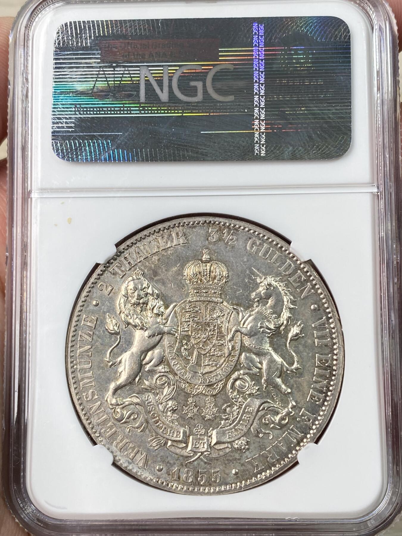万国钱币拍卖第062期 NGC MS63 1855年德国汉诺威狮马盾徽流通2泰勒 难得早期年份（比后期版本略重） 原味玫瑰香槟色调包浆裹身全深打车轮转光底板 几近消失的高品汉诺威2T NGC老盒典藏级品质