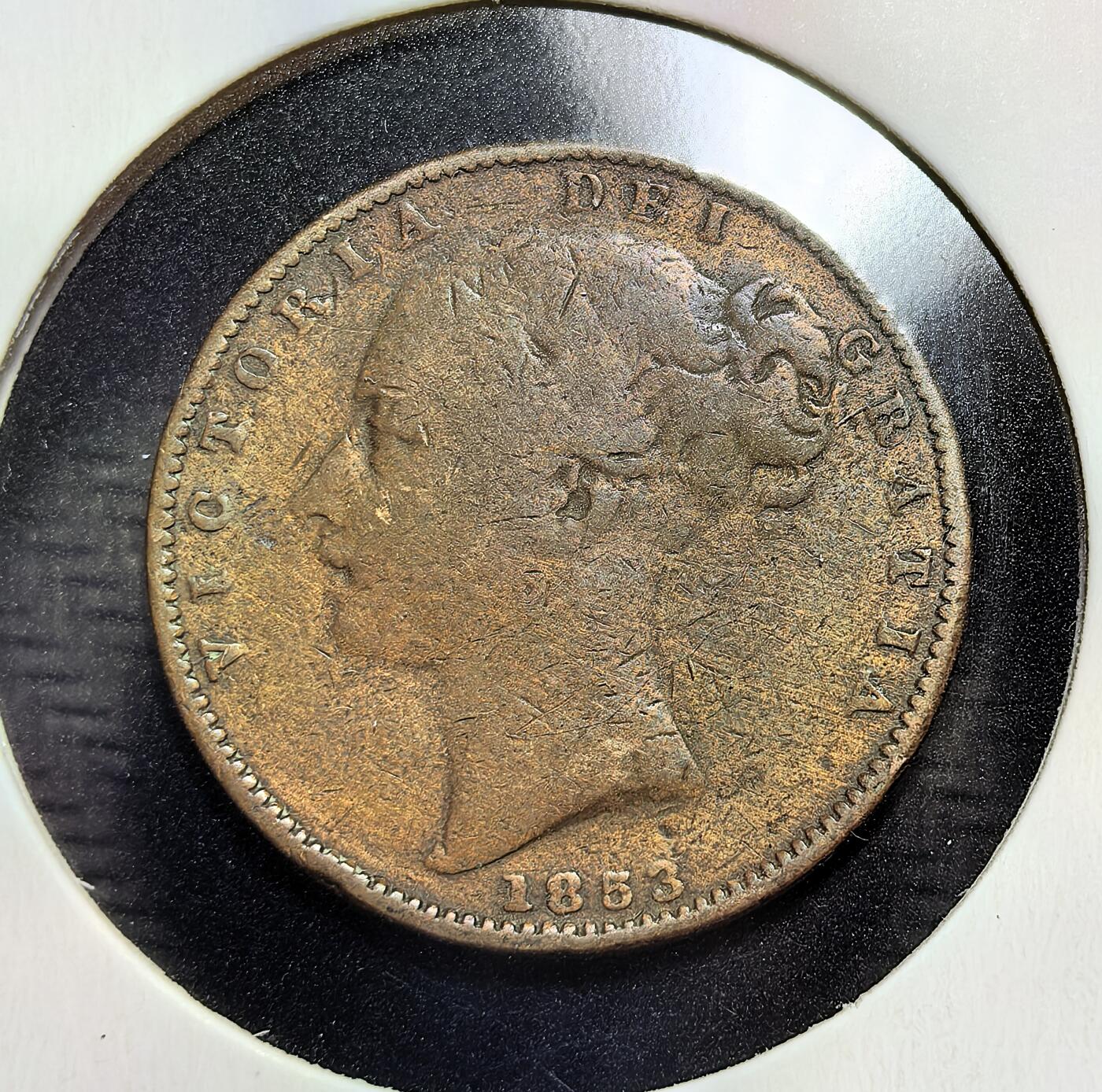 外国优质老铜币银币苏联纪念章，每周六晚九点倒数截拍，满百包邮可寄存，持续收拍 英国维多利亚1853年法新铜币，属英国最小面值铜币。币面为青年维多利亚像与不列颠尼亚女神坐像，见证英国工业革命鼎盛期货币体系，是维多利亚时代早期经济史的实物遗存。