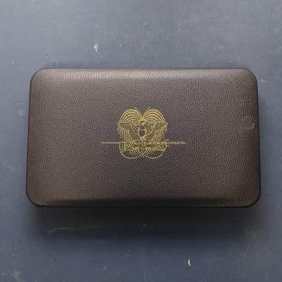 【全场包邮】纯粹捡漏拍513场 - 【少见】巴布亚新几内亚1977年官方封装精制套币-盒证全-量7721-含女王登基25周年银币【45毫米41.6克92.5%】+几内亚鹰银币【40毫米27.6克50%】【共计含纯银52.28克】