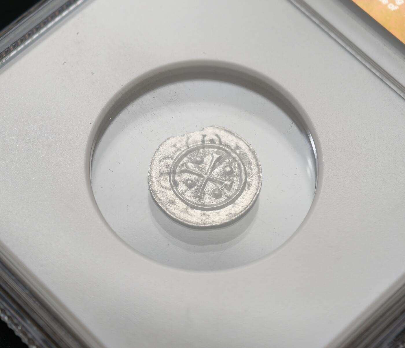 甄臻铺-世界币章拍卖（第54期），3月28日甄品场拍品征集中，送拍享返佣金等优惠多多 NGC-MS64 中世纪匈牙利盖扎二世打制银币，冠军分，中世纪特殊标签，边缘缺打为打制币正常现象，中心图案保存完整且非常清晰，近千年依然保存原光，此品种非常少见，NGC官网将中世纪匈牙利同一国王不同版本都放在同一类别中，实际此版别数量比评级总数（135枚）要少得多