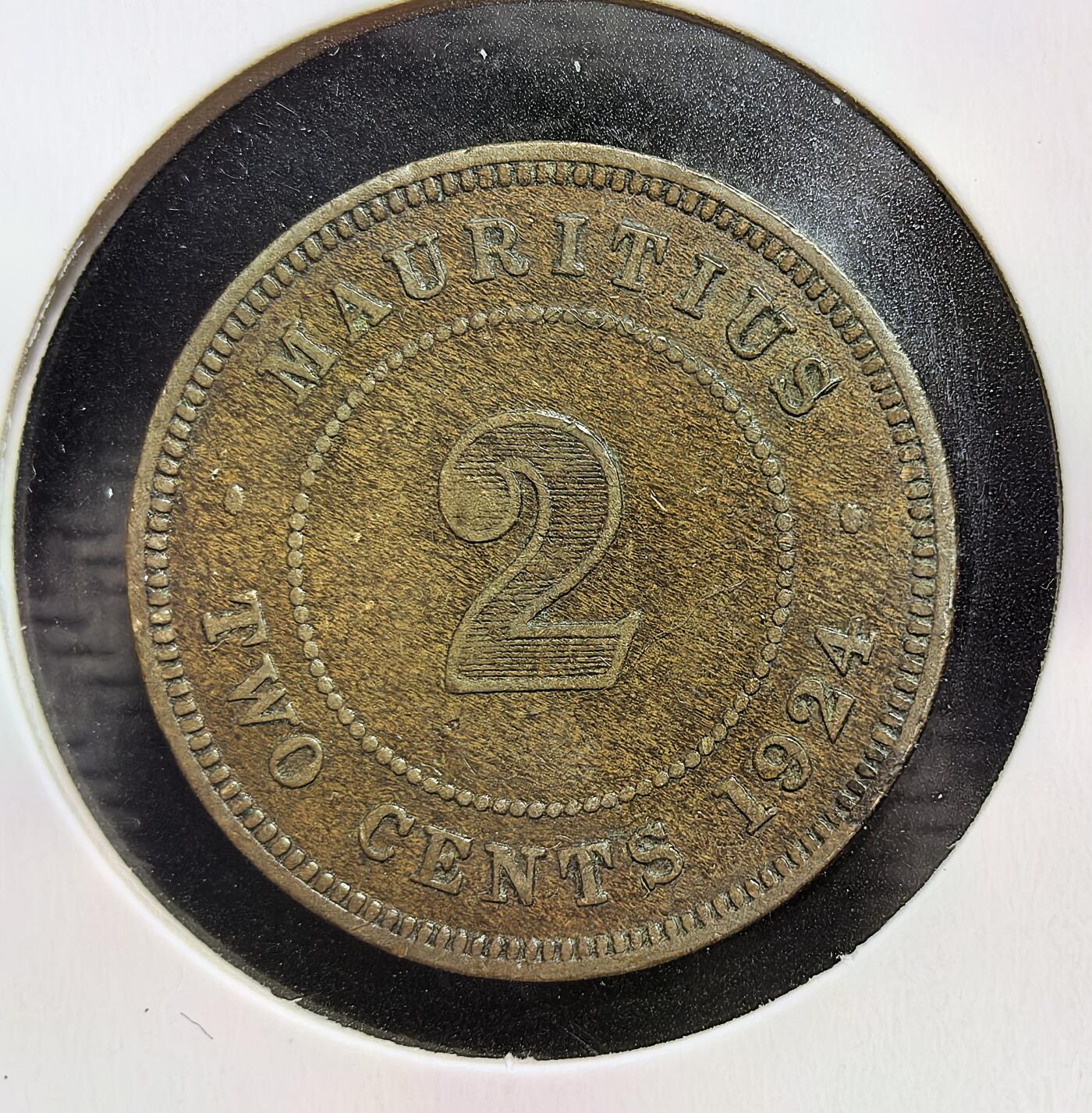 外国优质老铜币银币苏联纪念章，每周六晚九点倒数截拍，满百包邮可寄存，持续收拍 英属毛里求斯1924年2分铜币，由英国伦敦皇家造币厂铸造。正面为乔治五世头像及 “印度皇帝” 头衔，背面标注面值与国名，是英国殖民统治时期的流通货币，见证了毛里求斯的殖民历史。