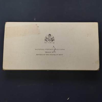 【全场包邮】纯粹捡漏拍513场 - 圭亚那1976年官方封装精制套币-盒证全-含科菲银币【43.25毫米43.23克92.5%】+克里奇洛银币【41毫米37.3克50%】【共计含纯银58.64克】