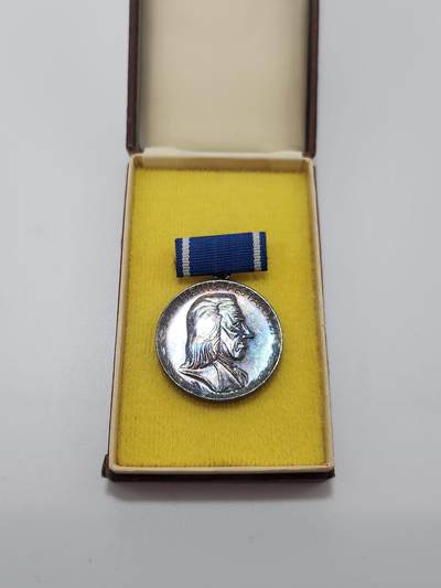 南水社第3次拍卖 春季专场 - 德意志民主共和国（东德）银级裴斯泰洛齐忠诚服务奖章 章体氧化带盒