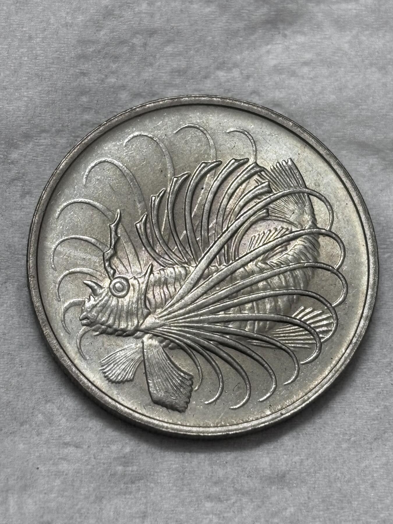 文馨钱币收藏第 296 场，长期接代拍业务 全新 1976 年新加坡老版 50 分狮子鱼