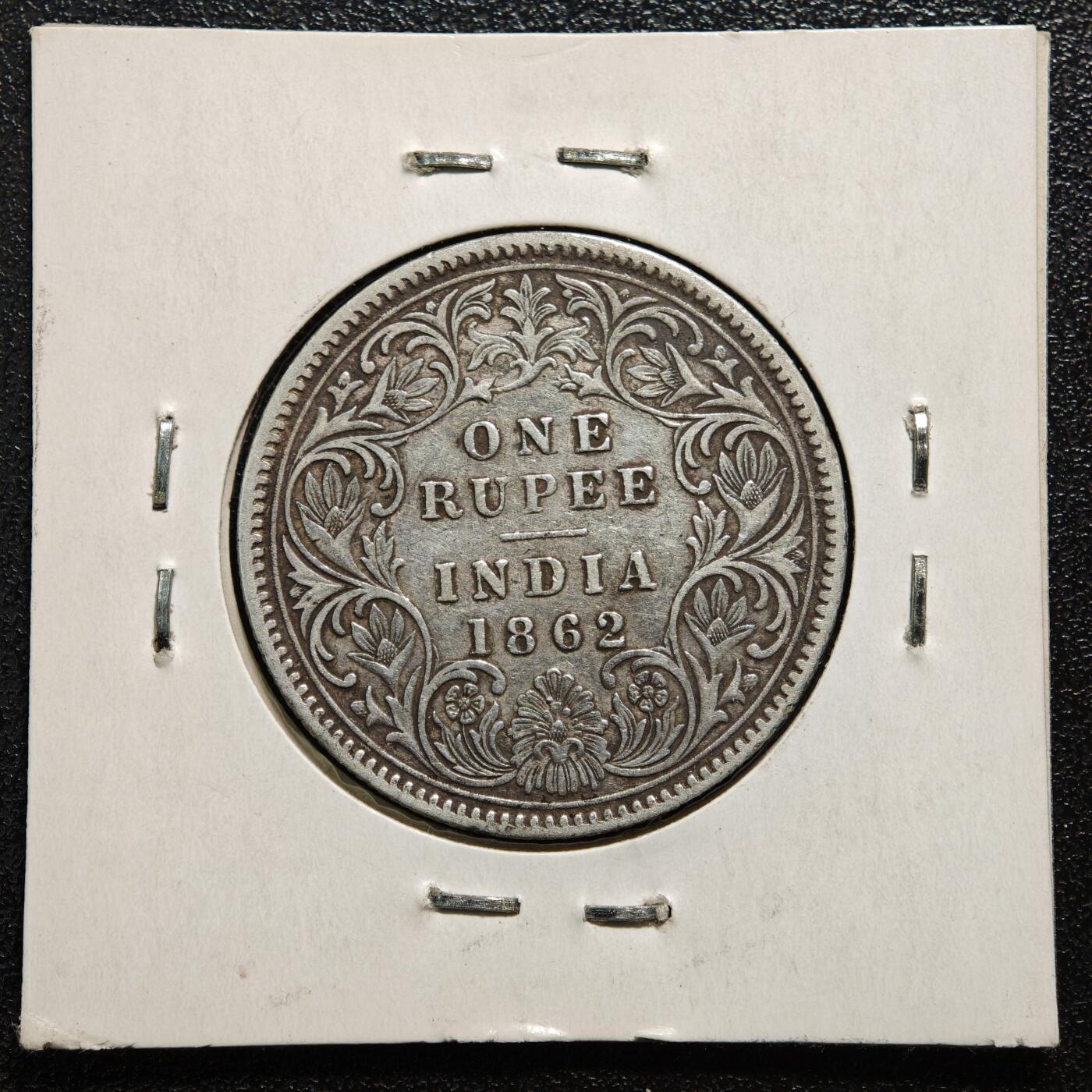 【德藏】世界币章拍卖第167期（拍品征集中~欢迎藏友联系） 老藏家集藏系列之- 1862年 英属东印度1卢比银币 917银 重约：11.6g 入册20余年·附有当年购入价