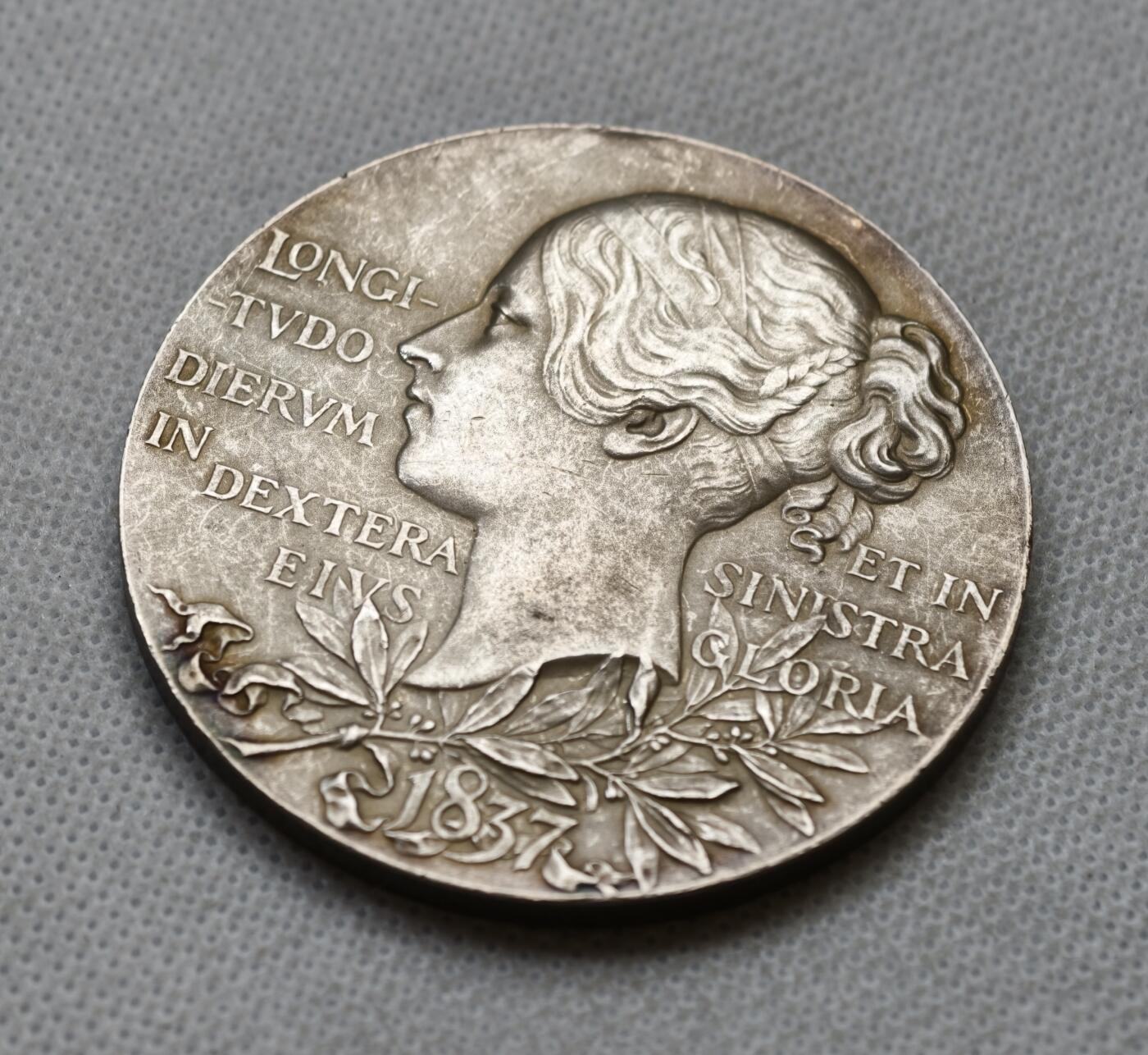 甄臻铺-世界币章拍卖（第54期），3月28日甄品场拍品征集中，送拍享返佣金等优惠多多 大英维多利亚1897年登记60周年纪念大银章，包浆带彩很不错