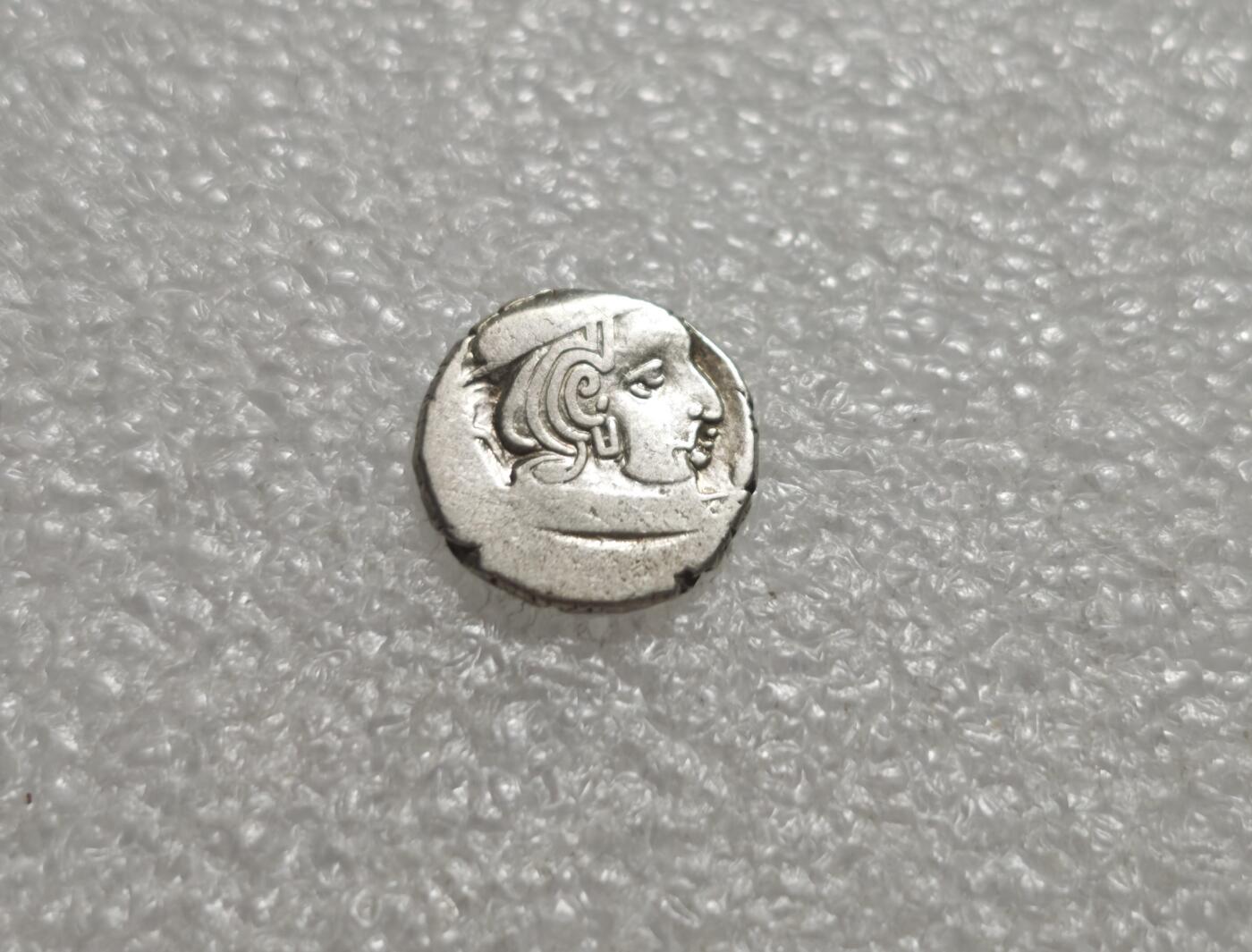 瓶子🏺第232期拍卖会  西萨特拉普王朝（Western Satraps）阿泽斯二世/巴提亚利萨银币印度-西萨特拉普王朝（Western Satraps, 公元1st–4th世纪），是该王朝在古吉拉特/马尔瓦地区发行的典型打制银币（Drachm）