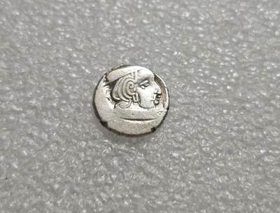 瓶子🏺第232期拍卖会 -  西萨特拉普王朝（Western Satraps）阿泽斯二世/巴提亚利萨银币印度-西萨特拉普王朝（Western Satraps, 公元1st–4th世纪），是该王朝在古吉拉特/马尔瓦地区发行的典型打制银币（Drachm）2.09克